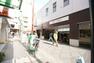 千歳烏山駅（京王線） 徒歩13分。昔の地名の千歳村と烏山村が駅名の由来。駅前に広がる「えるもーる烏山」は日本で初めてスタンプカードを導入した商店街です。お店のジャンルも充実し、単身者からファミリーま…