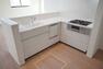 キッチン L字型のキッチンは調理スペースが広く、ミキサーなどを置いておいても余裕があります。