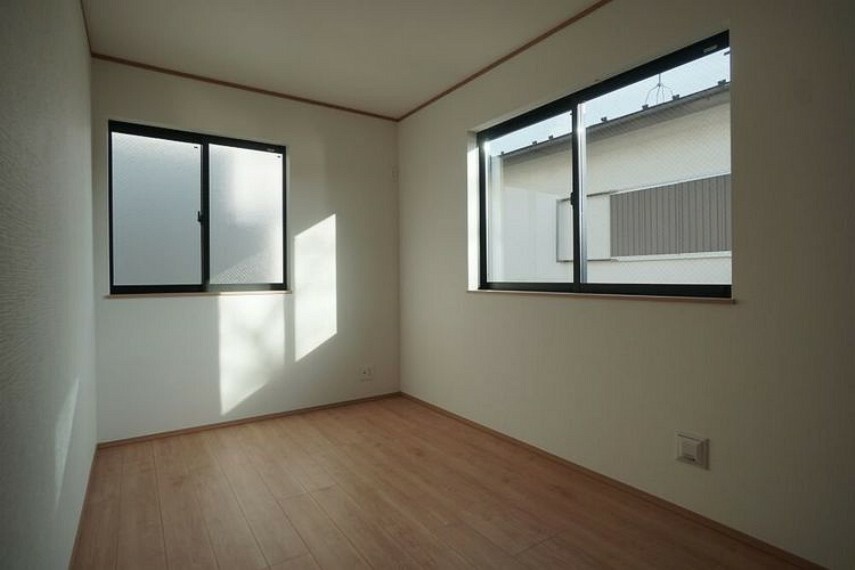 窓が多く明るい居室。家具の配置に影響しないよう考えられた位置に窓があり、明るく使いやすい室内です。