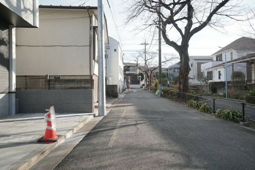 現況写真 主に近隣にお住まいの方が利用する道路なので、車の通り抜けが少なく防犯面でも安心感があります。