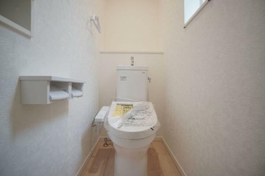 トイレ 清潔感のあるホワイト系カラーで統一されています。明るくリラックスできる空間です。