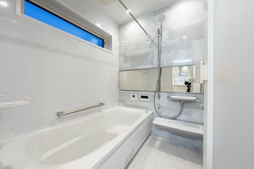 浴室 1坪サイズのシステムバスには浴室換気乾燥暖房機だけでなく、ミストサウナも付いております。横型のワイドミラーも高級感がありますね