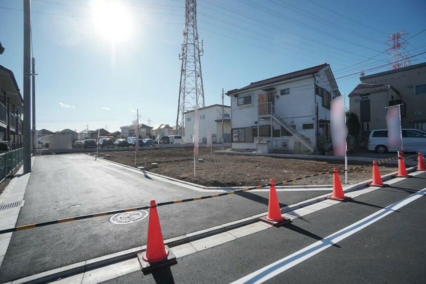 現況写真 周辺は第一種低層住居エリアの落ち着いた住宅地。低層住宅が多く空が広く見渡せる開放感のある住環境です。