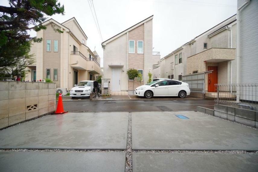 駐車場 2台分の車を置ける駐車スペースがあります。（駐車できるサイズは必ずご確認下さい）。