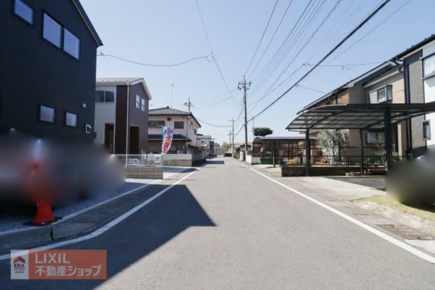 【前面道路】現地完成写真。道幅や駐車など、ご確認ください。