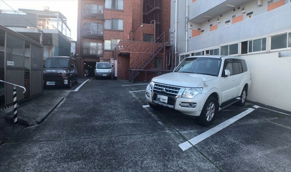 駐車場と明記されていても、最小スペースでつくられた駐車場だと大型車は駐車できなかったり、出入りしにくくなったりする可能性があります。お車のサイズと購入したい物件の駐車場のサイズを現地で確認しましょう。
