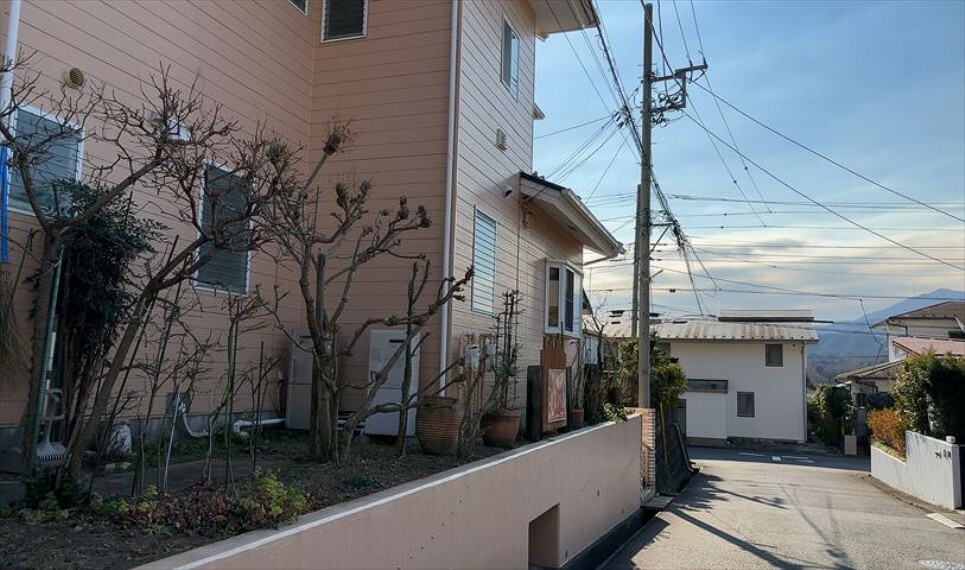 現況写真 住宅用の土地では前面道路に2m以上接していなければならないと法律で定められています。しかし、お持ちの車のサイズやライフスタイルなどにより、2mでは利便が悪い場合もございますので、事前に確認しましょう。