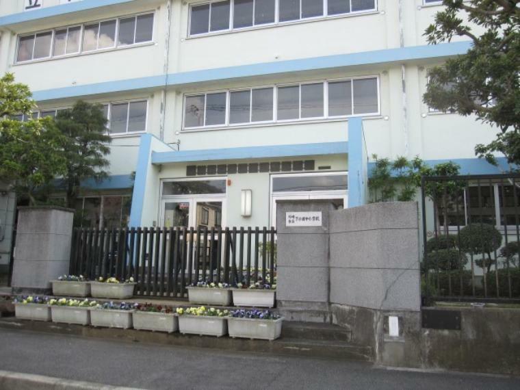 小学校 川崎市立下小田中小学校（●令和元年には50周年を迎えた、児童数1000名をこえる大規模校である下小田中小。温かで豊かな人間性が感じられる校風は脈々と受け継がれ、心をこめて子ども達を育んでいきます●）