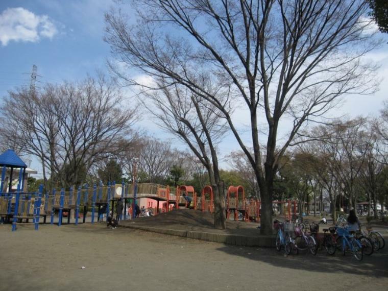 公園 橘公園（●昼下がりのんびり過ごすのにちょうどよい広さ。遊具やお砂場など小さなお子さまが十分楽しめる公園です●）