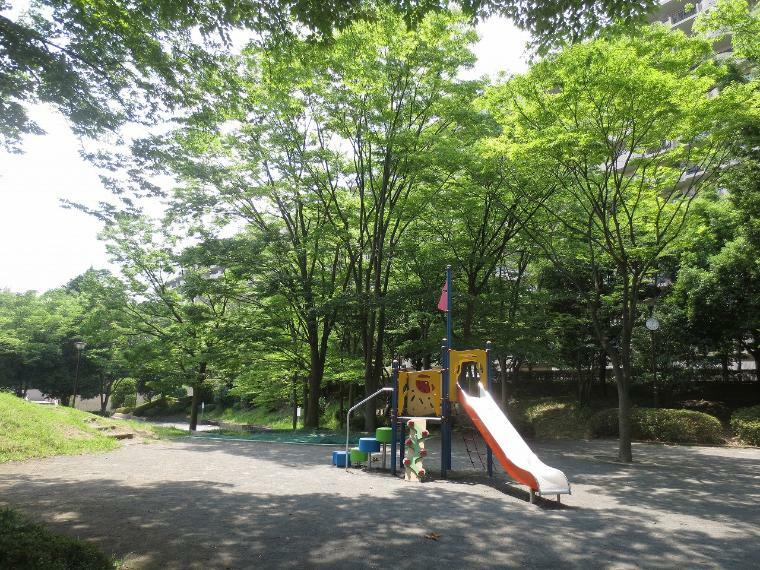 公園 荏田宿公園（●青葉区は公園の数が多く、子育てファミリーにもおすすめのエリアです。どの公園も定期的に植栽や遊具の管理が行き届き安心して遊べます。お子さまの日常を潤す大切な場所ですね●）