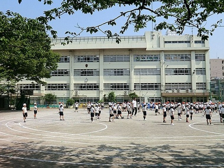 小学校 地域の方々との繋がりを大切にしていて行事は地域一体し運動会は地区別リレーがあります。