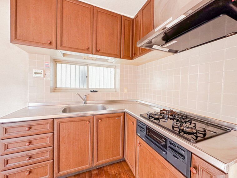 キッチン L型キッチンは対面式のように大きなスペースを必要としないのが特徴。限られたお部屋を自分仕様の空間につくれます。