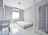 寝室 白を基調とした部屋は、部屋をより広く見せてくれます。光を反射するので部屋を明るく美しく見せる効果もあります。また、家具の色で部屋の雰囲気を自分のカラーにつくり上げることもできます。