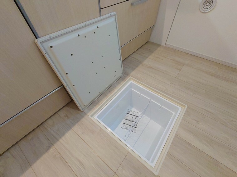 【床下収納】キッチンの下には点検口を兼ね備えた床下収納がございます。