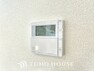 発電・温水設備 お風呂場と台所に操作リモコンが設置され、給湯リモコンは家事の最中でもボタン一つで簡単に沸かせます。