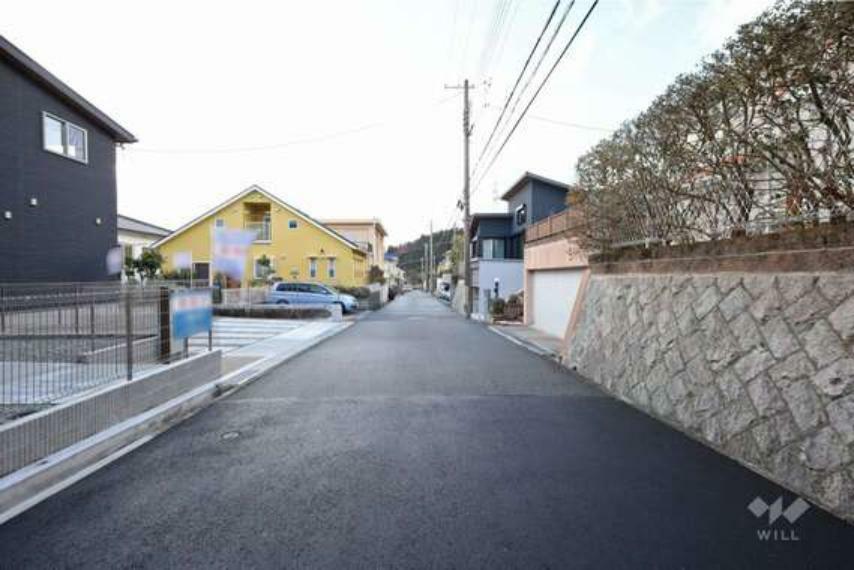 現況写真 物件の北西側前面道路（北東側から）［2024年1月15日撮影］