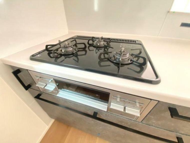 キッチン 《システムキッチン》　■三口タイプのガスコンロがあれば、複数の料理を同時に調理できるので、効率よく調理することができます。また、大きな鍋やフライパンも使えるため、料理の幅が広がります。