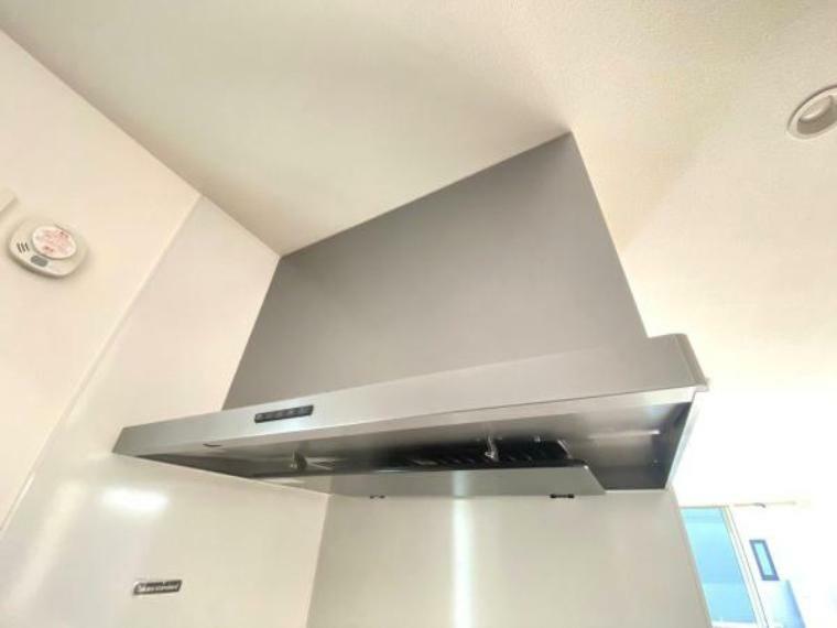 キッチン 《システムキッチン》　■レンジフードがあれば、調理中の油煙やニオイを吸い取ってくれるため、キッチンを清潔に保つことができます。また、換気効果で快適な室内環境を保つことができます。