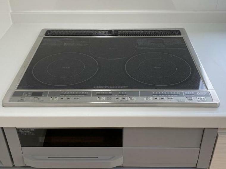 キッチン IHクッキングヒーターは上部が平面になっているため、調理中のお鍋の移動も楽に行えます。