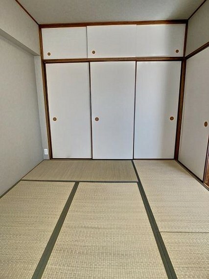 和室 6帖の和室には押入が付いています。お布団や座布団などの収納に便利です。