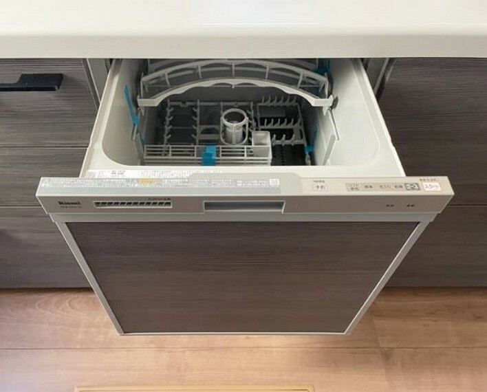 キッチン 深型の食洗機付きなので家族全員分の食器が洗えます　共働き世帯や忙しい奥様の家事の手助けをしてくれる食洗機はとても便利です