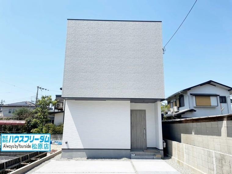 現況外観写真 閑静な住宅街なので、ゆったりと落ち着いた空間でお過ごしいただけますよ。