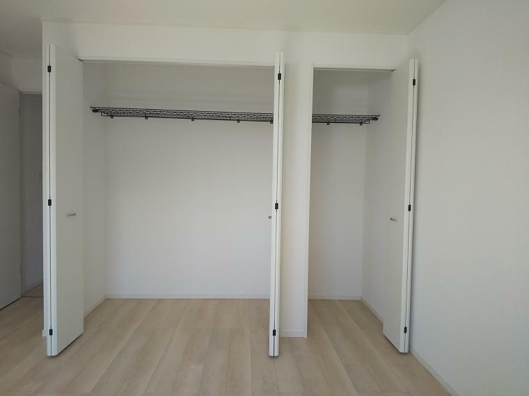 収納 寝室の収納は壁面を大きく使ったクローゼットをご用意しております。