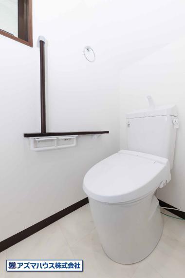 トイレ 冬の寒い時期でも快適な温水洗浄便座付のトイレ！手すりを設置し、老後のことにも配慮した設計です。