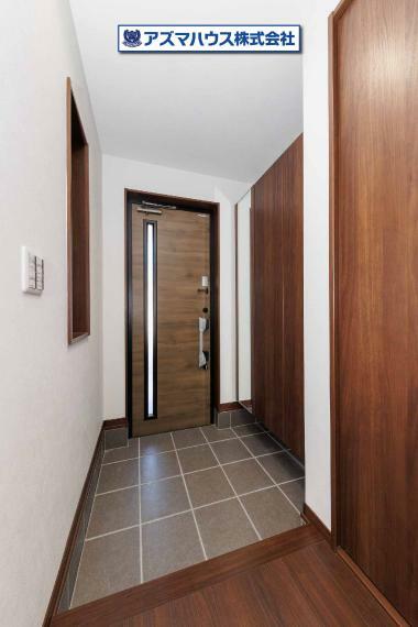 玄関 お家の顔である玄関はダークブラウンを基調とした、落ち着きある空間。