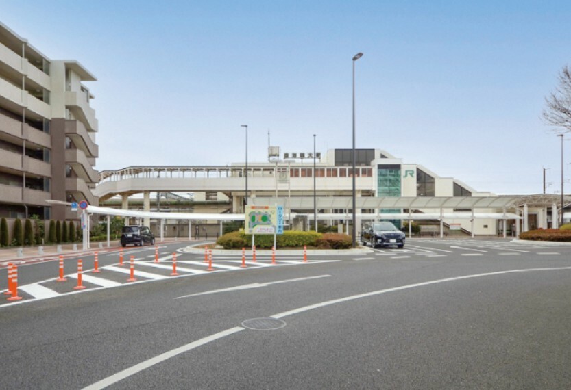 現地から1840m（最長）　JR「自治医大」駅（東口）　宇都宮線、湘南新宿ライン、上野東京ラインが停車するので、都心へのアクセスに大変便利な駅です。ロータリーにはバスやタクシー乗り場もあります。