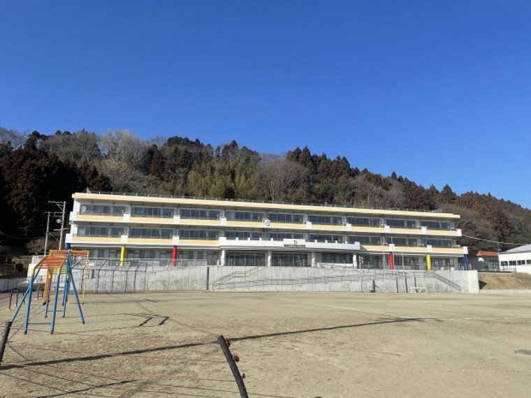 小学校 現地から800m～850m。　利府小学校　教育理念:「志高くして日々着実なあゆみ、充実した学校生活」