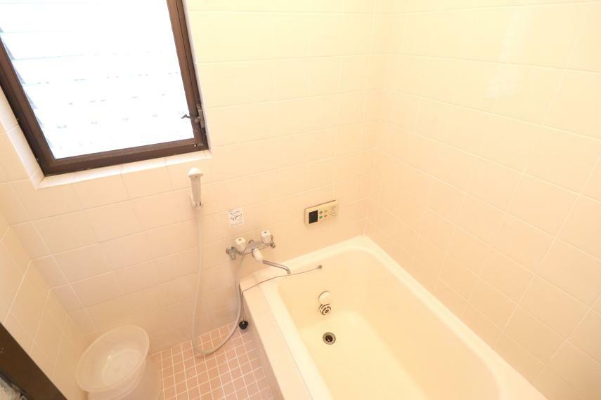 浴室 白を基調とした清潔感ある浴室