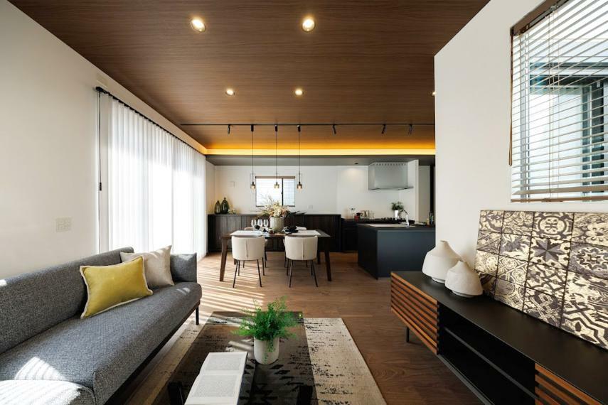 居間・リビング モデルハウス15号棟  フローリングや天井には木目調のマテリアルを用い、重厚感の中に優しさを感じるデザインで落ち着いた空間を演出。※2024年3月撮影