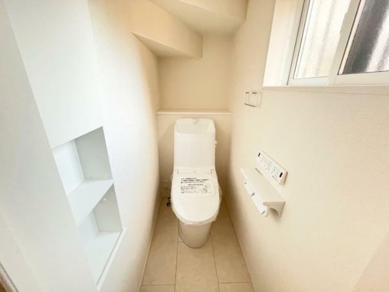トイレ 《C号棟　1階トイレ》LIXILのベーシアシャワーはオート洗浄と壁リモコンつきで、使いやすいシャワートイレ。お掃除リフトアップ機能やフチレス形状でお掃除しやすく、エコロジーな超節水タイプ。