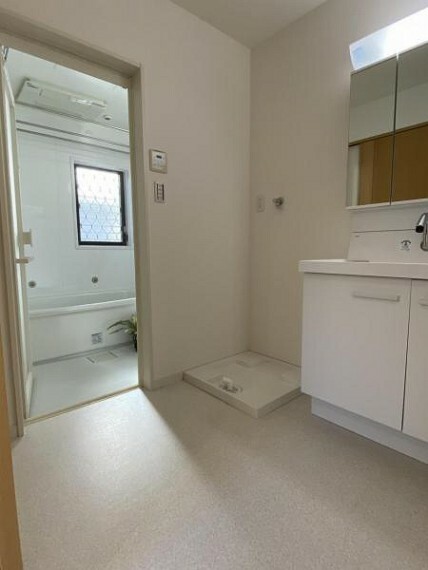 洗面化粧台 *洗面室は脱衣所としてもゆったりとしたスペースとなっております！*