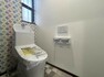 トイレ 明るく清潔感のある節水型ウォシュレットトイレです