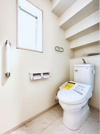 同仕様写真（内観） 【同仕様写真】ウォシュレットなど多機能が付いたお手入れしやすい快適なトイレ。