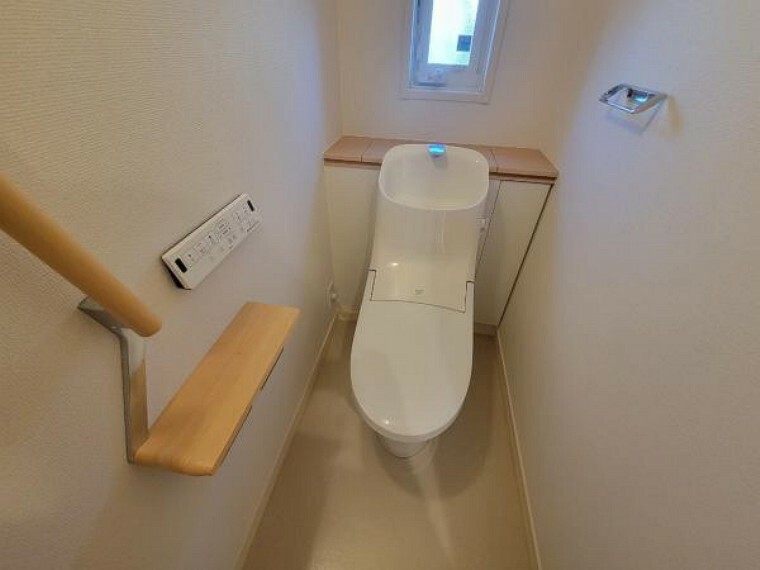 トイレ 毎日使う場所だから、より快適な空間に仕上げられています。（安心の手摺付）