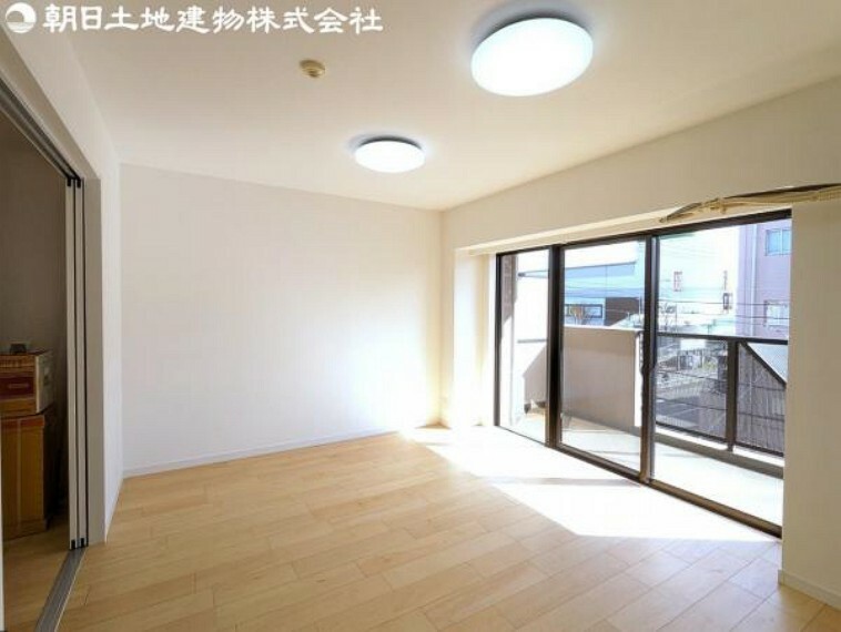居間・リビング 大きな窓からは快適な光を取り入れ、居心地の良い空間を演出。