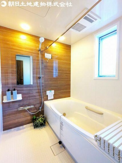 浴室 ユニットバス新規交換。1坪バスタブで足を伸ばして湯船に浸かりリラックスしたひとときをお過ごしください。