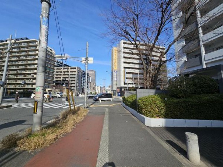 前面道路は歩道も整備され、小さなお子様にも安心