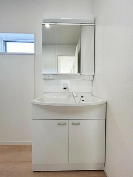 洗面化粧台 浴室には窓が設置されているため、通気性よくお使い頂けます。