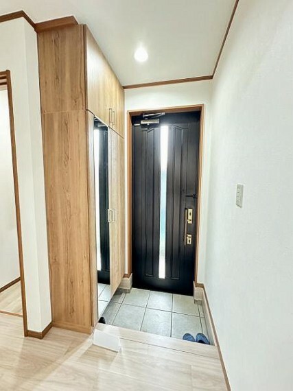 玄関 収納力豊富なシューズクローゼットもある清潔感があふれる玄関です。