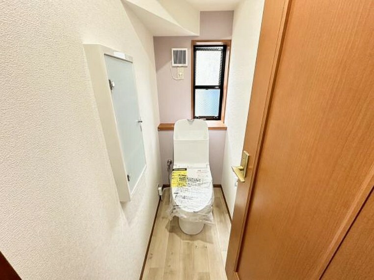 トイレ トイレは洗浄機能を標準完備、清潔な空間が印象的です。
