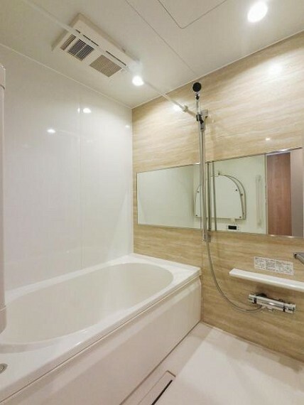 浴室 落ち着きのあるツートンの壁色やストレートタイプの浴槽、換気乾燥暖房機など快適なバスタイムを過ごせます。