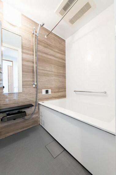 浴室 浴室乾燥機を備えた明るい印象の浴室、日々の疲れをリセット