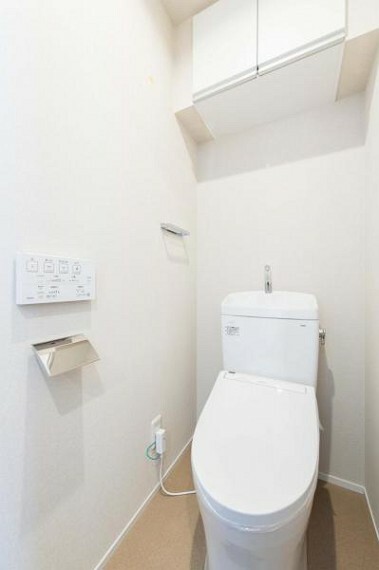 トイレ 吊戸棚にトイレットペーパーやお掃除道具などもスッキリ収納