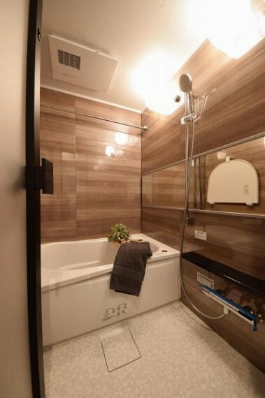 浴室 暖房換気乾燥機付きのシックな色合いの浴室