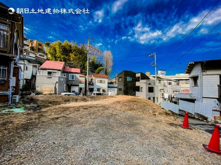 現況写真 【外観】閑静な住宅地に馴染む落ち着いた色合いの贅沢な空間!!毎日のお散歩も快適な緑に恵まれたエリア！