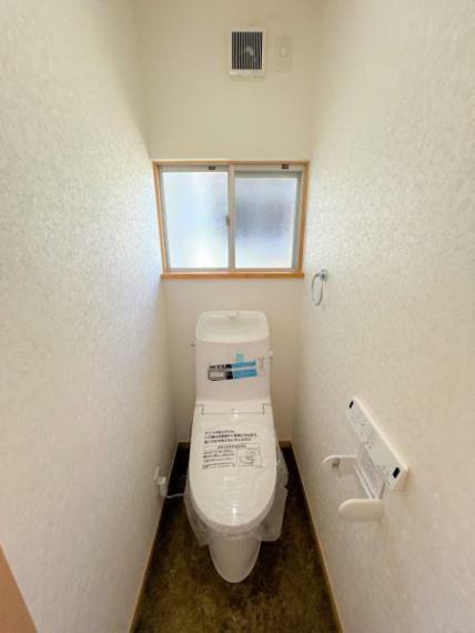 【リフォーム済】毎日使用するトイレ洗浄便座付きトイレに新品交換。クロスやフロアの張替を一緒にすることで清潔感のある空間に。直接肌に触れる部分は新品がいいですね。